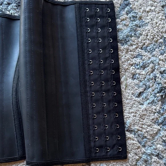 Latex Waist Trainer Faja – Size Medium – Hook & Eye Closure - Picture 3 of 4